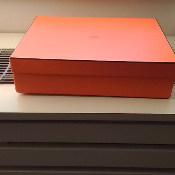 Authentic Hermes Gift Box with Tissue Paper & 2 Card Holders. - Picture 3 of 11
